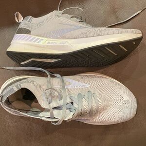 Brooks bedlam 3, 9.5 women’s sneakers